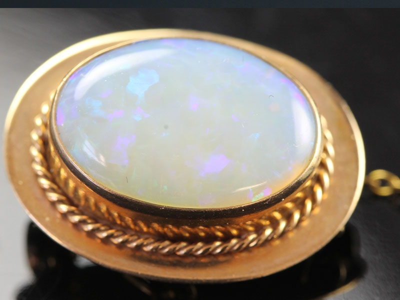 Impressive opal 9 carat gold brooch