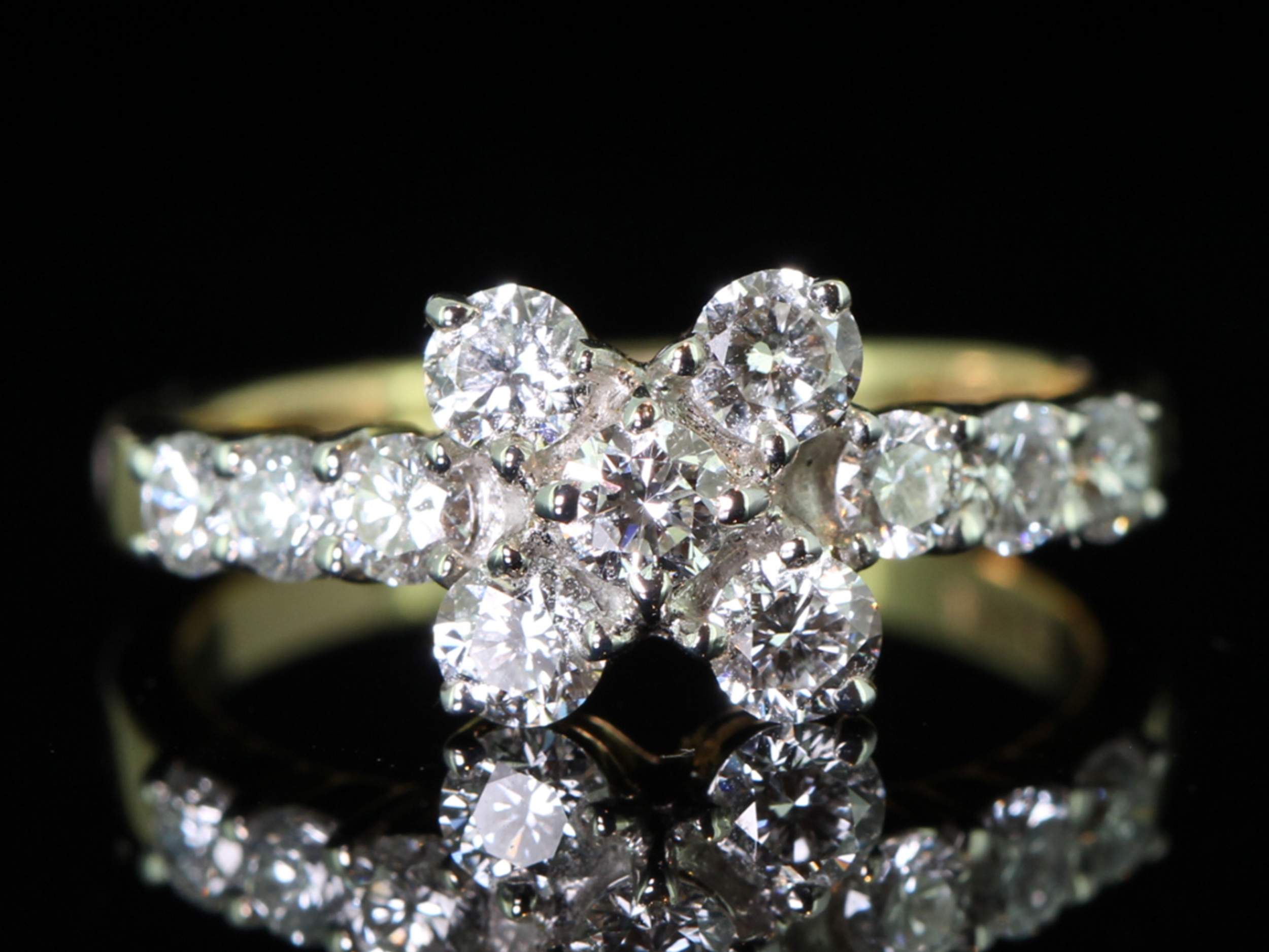 Stunning diamond flower 18 carat gold ring