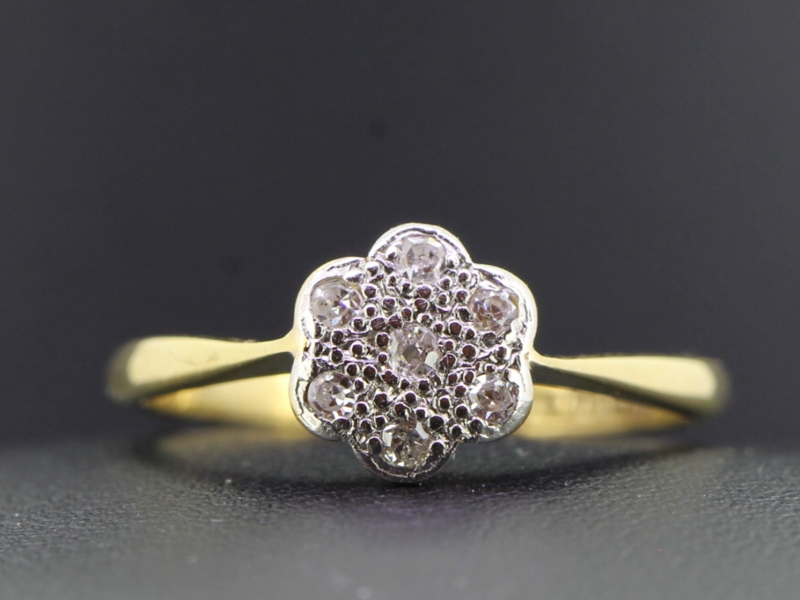 Pretty 1920s art deco platinum 18 carat gold diamond daisy cluster ring