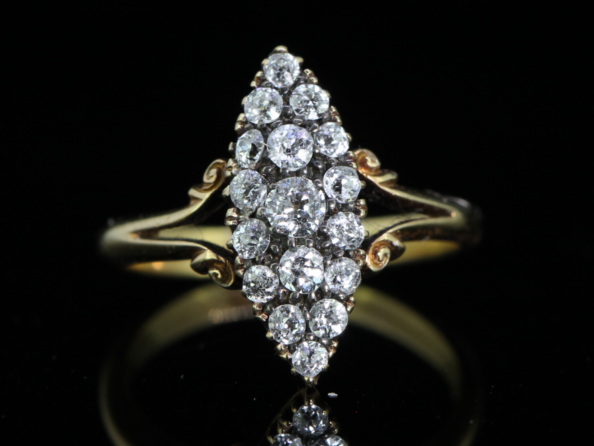 Stunning marquise diamond 18 carat gold ring