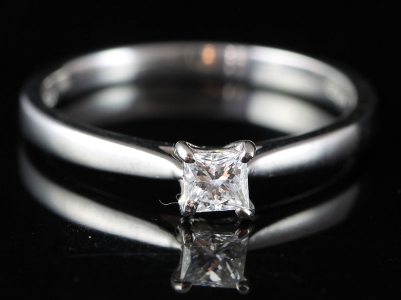Wonderful princess cut solitaire diamond 18 carat gold ring