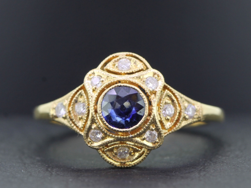 Beautiful unique sapphire and diamond 18 carat ring