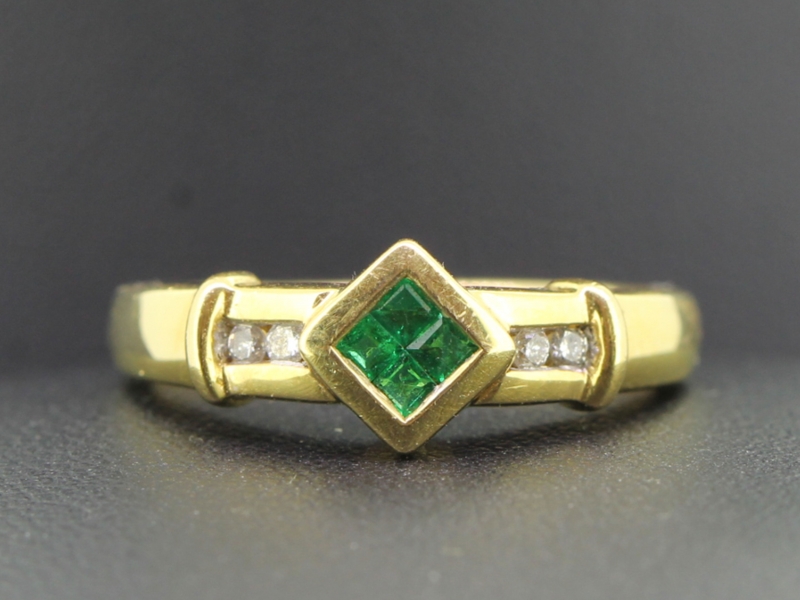  beautiful emerald and diamond 18 carat gold ring