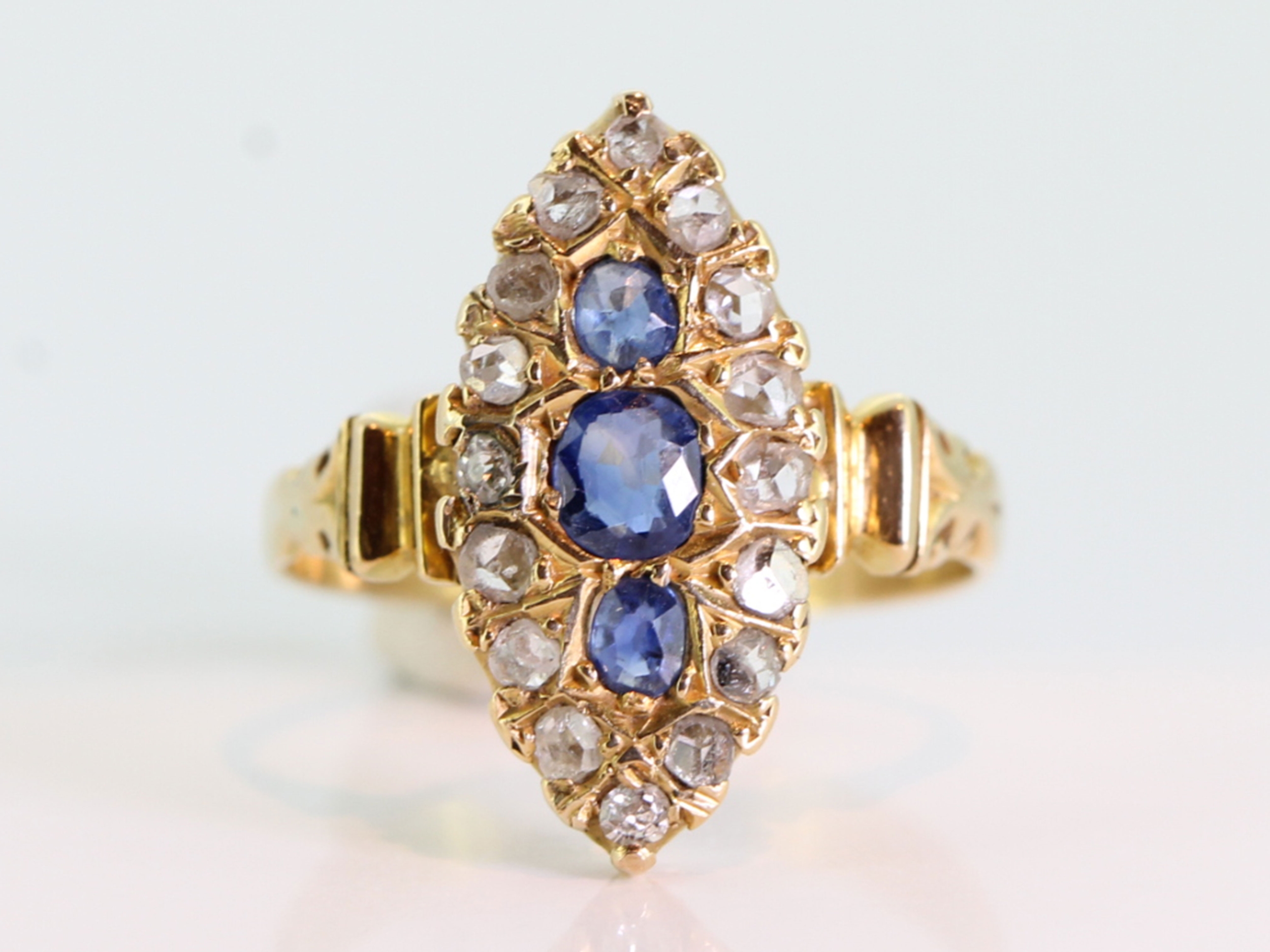 Gorgeous sapphire and diamond 18 carat gold nevette ring