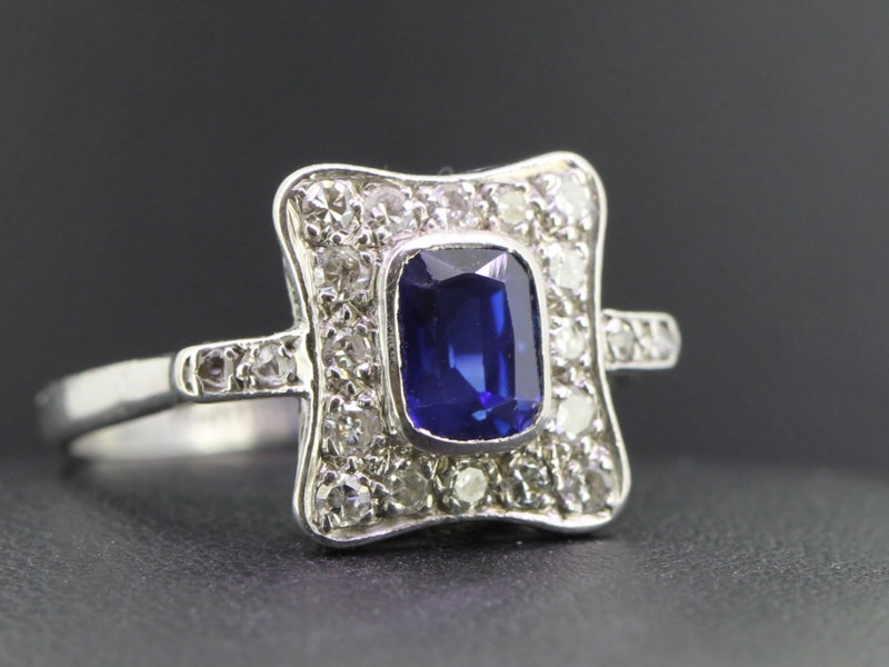 Stunning sapphire and diamond platinum ring