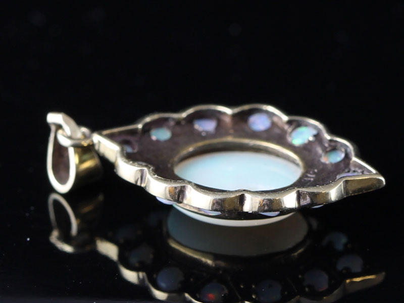  stunning opal 9 carat gold pendant