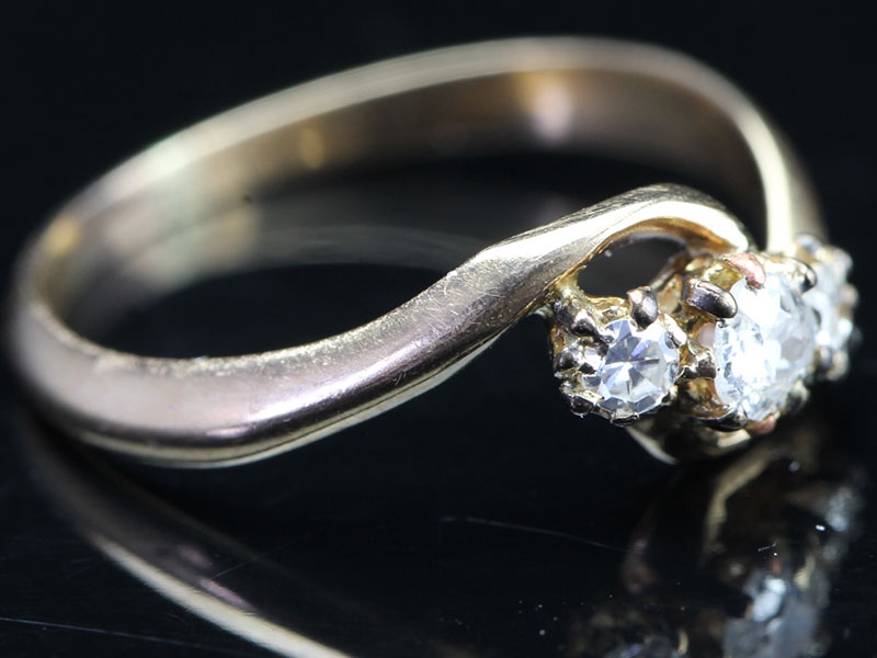 Beautiful edwardian diamond on a twist 18 carat gold ring