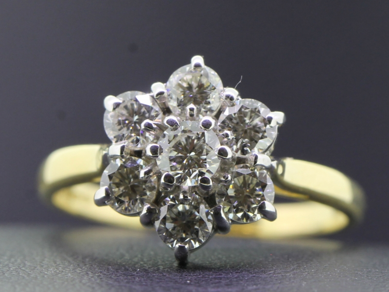 Beautiful seven stone diamond 18 carat gold daisy ring