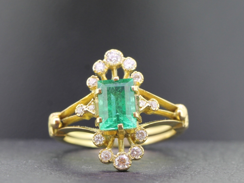Stunning colombian emerald and diamond 18 carat gold ring