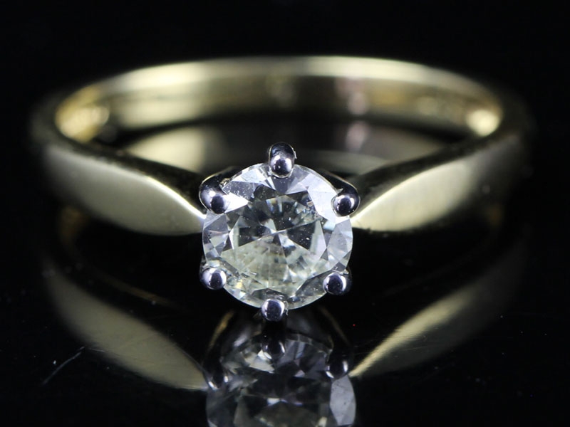  a timeless round solitaire diamond 18 carat gold ring