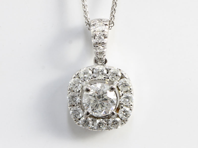 Stunning diamond cluster pendant and 18 carat gold chain