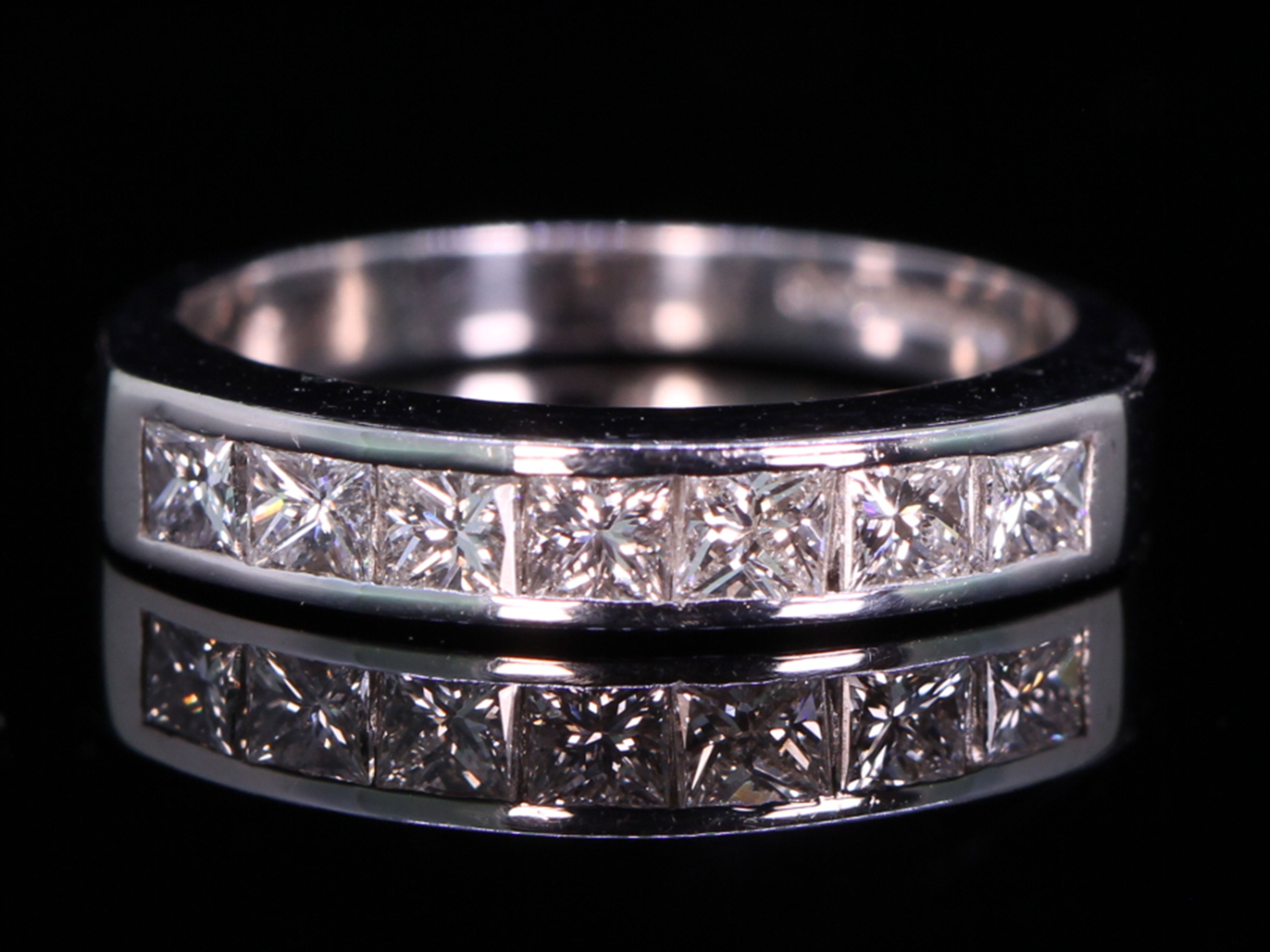 Beautiful 18ct gold diamond eternity ring