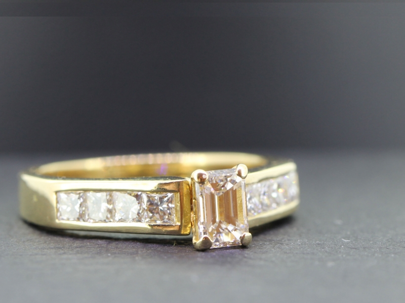  stunning diamond 18 carat gold engagement ring