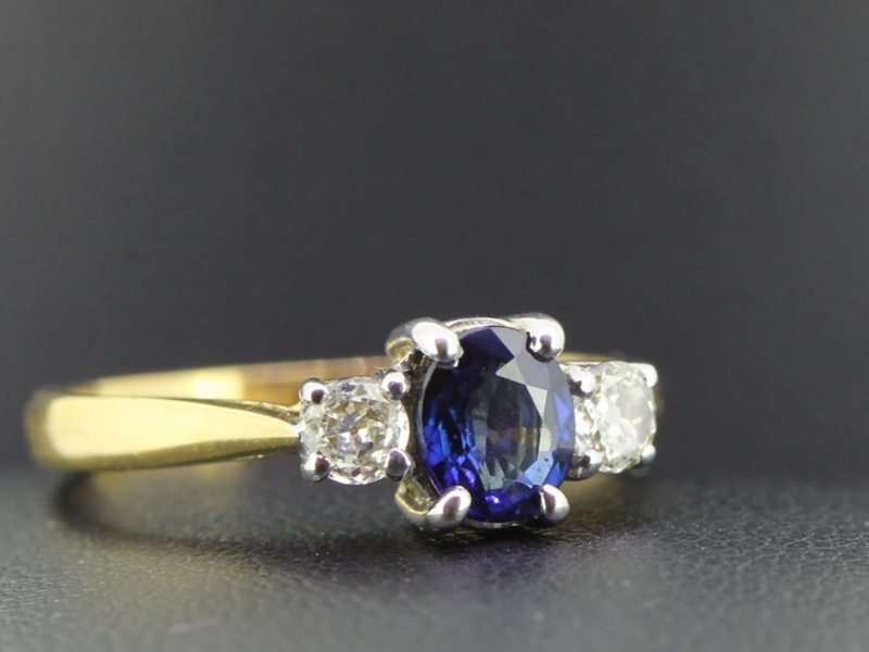 Beautiful sapphire and diamond trilogy 18 carat gold ring
