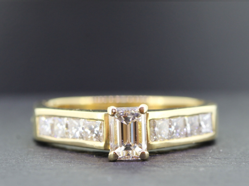  stunning diamond 18 carat gold engagement ring