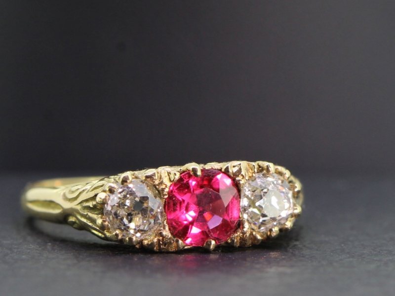 Beautiful natural red spinel and diamond 18 carat gold ring 