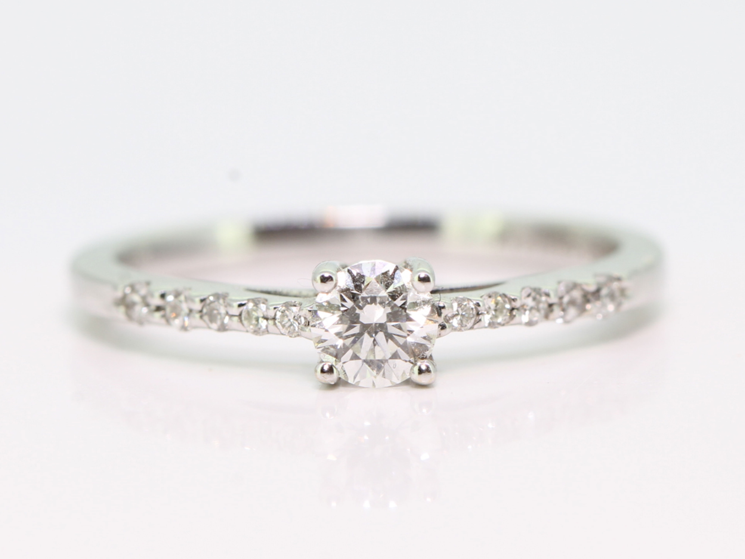 Romantic kissing diamond 18 carat gold solitaire ring