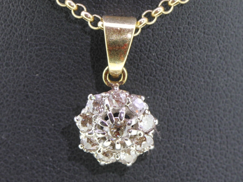 Beautiful diamond daisy 18 carat gold pendant and chain