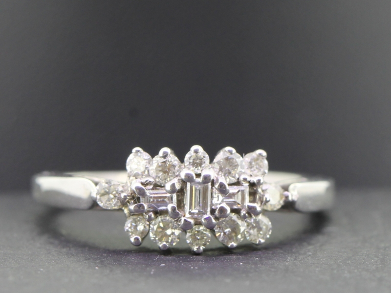 Stunning baguette and round brilliant cut 9 carat gold cluster ring