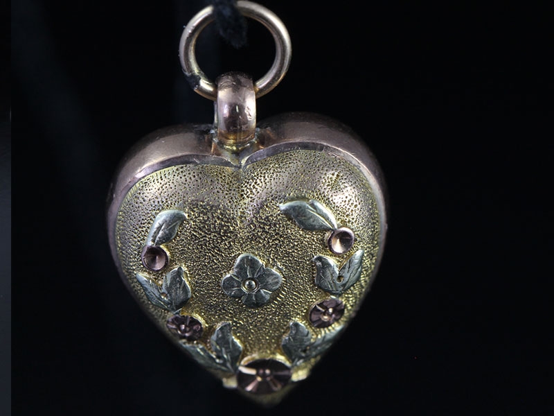  adorable heart shaped two tone 18 gold french pendant