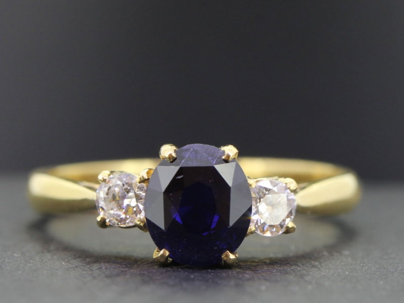 Stunning sapphire and diamond trilogy 18 carat gold ring