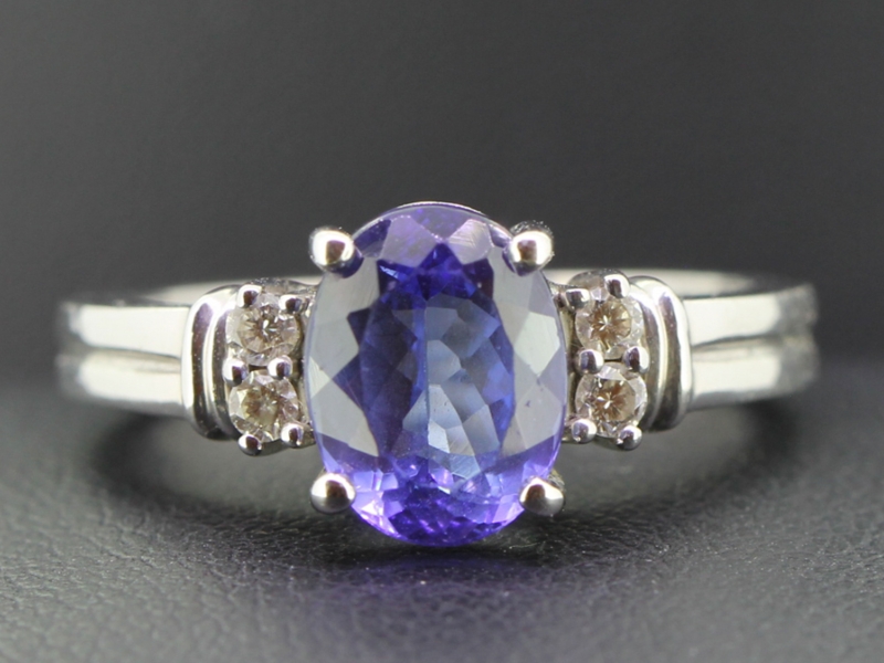 Beautiful tanzanite and diamond 18 carat gold ring