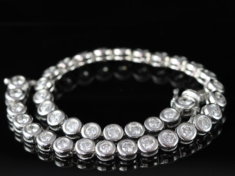 Stunning 18 carat white gold diamond line bracelet