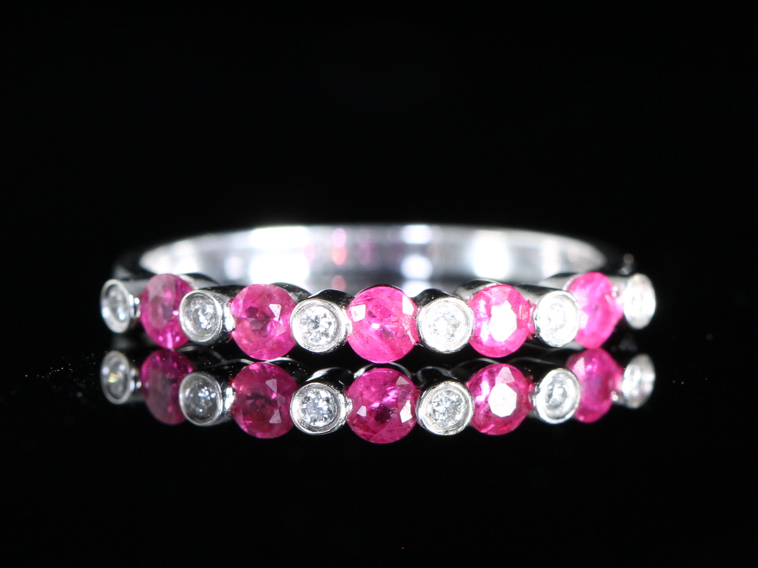 Ravishing ruby and diamond 18 carat gold ring