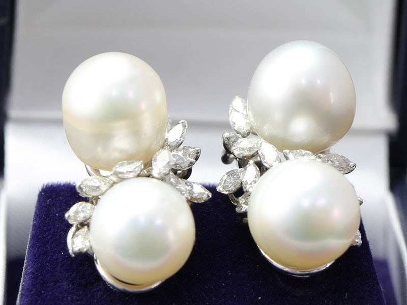 Breathtaking pearl and diamond 18 carat gold earrings