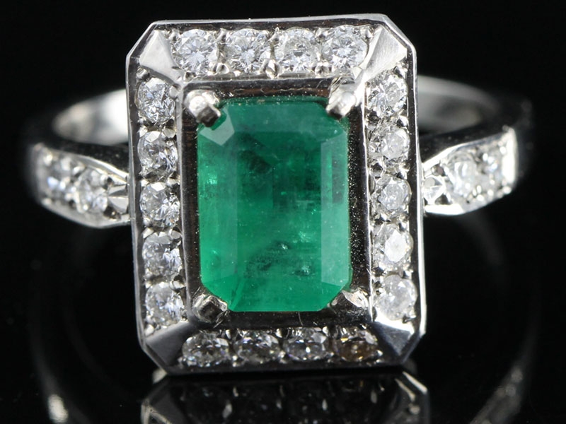 Captivating emerald and diamond 18 carat gold ring