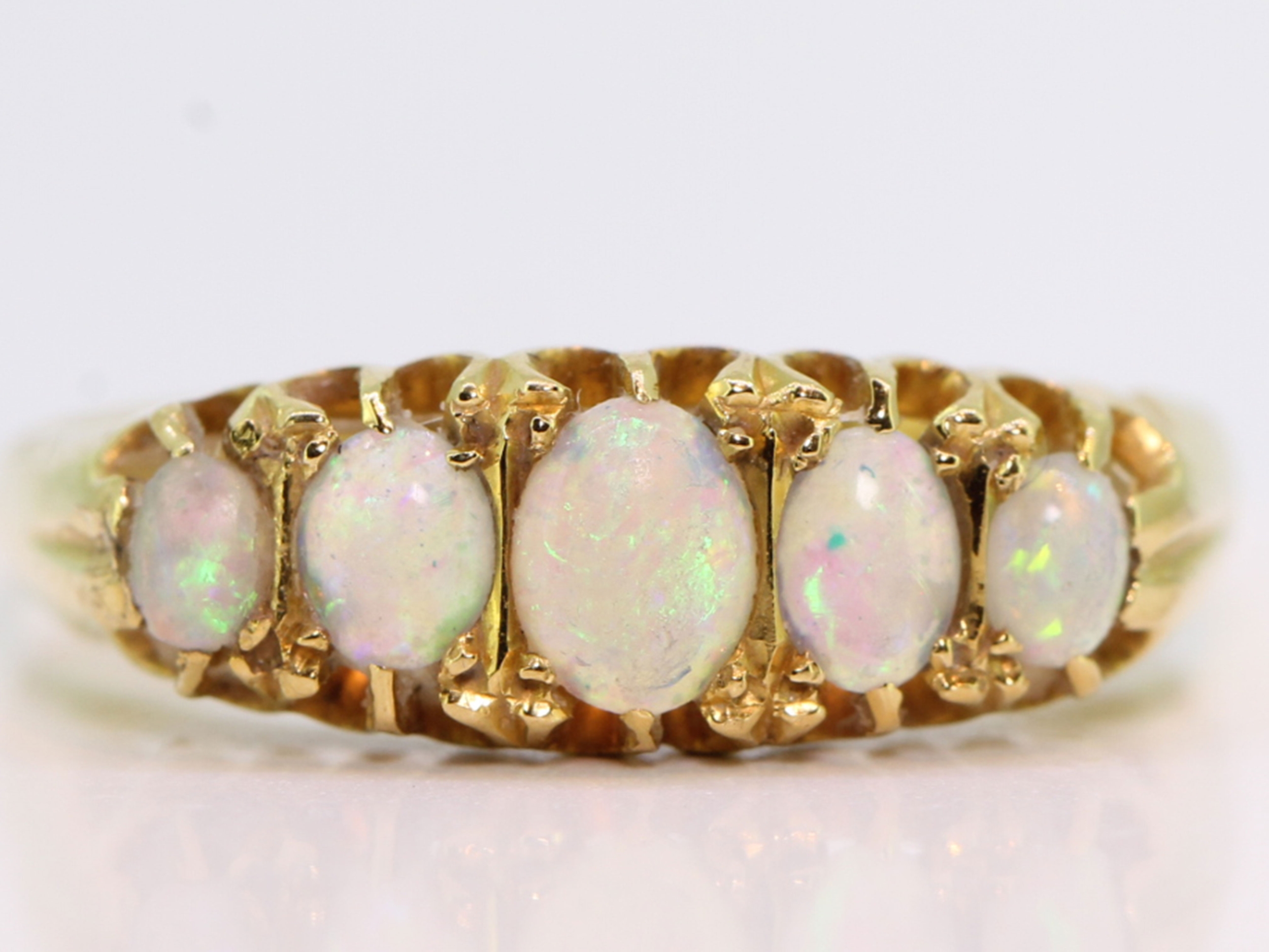Beautiful victorian style five stone opal 18 carat gold ring