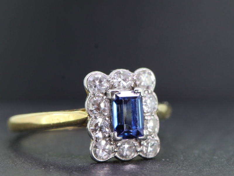 Gorgeous sapphire and diamond 18 carat gold ring