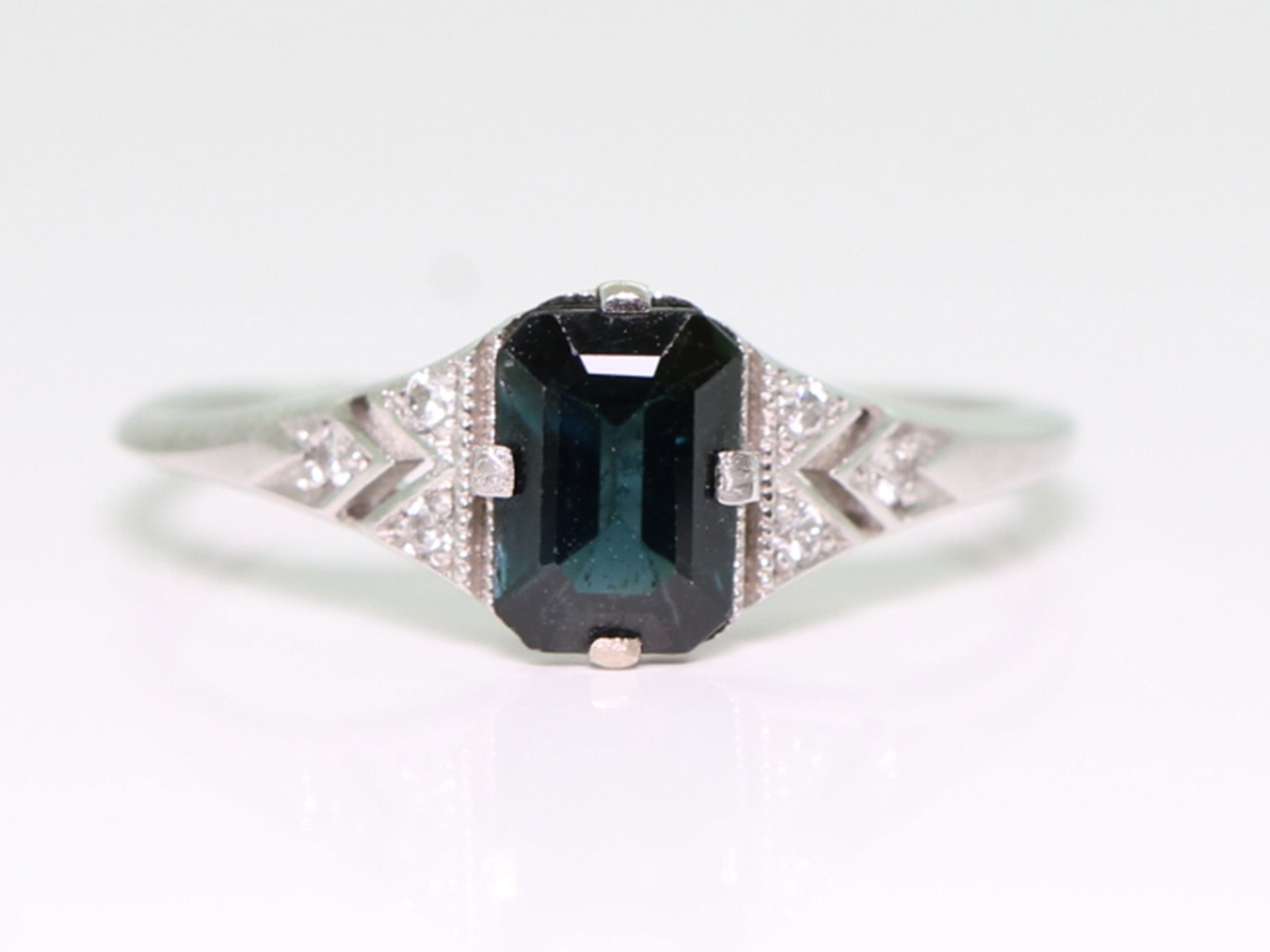 Elegant rich blue sapphire and diamond platinum ring