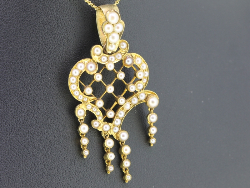 Ravishing 15 carat gold seed pearl pendant and chain