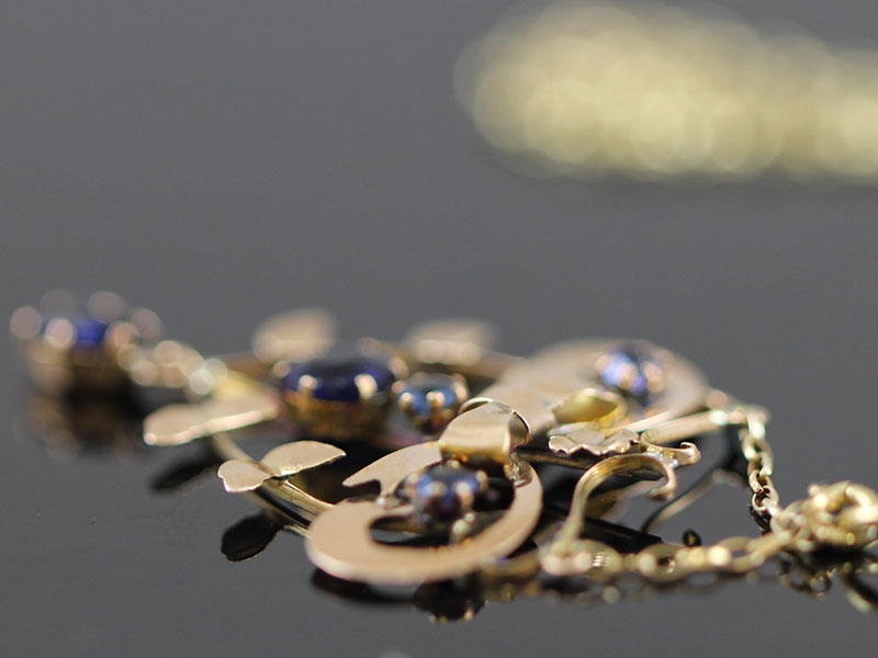 Fabulous sapphire lavalier 9 carat gold pendant and chain