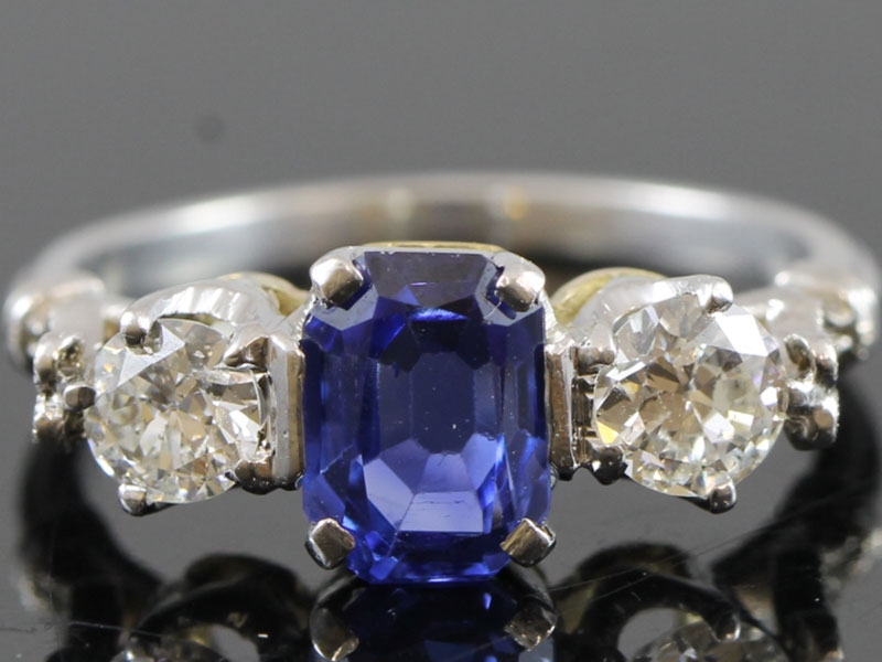 Stunning sapphire and diamond trilogy 18 carat gold ring 