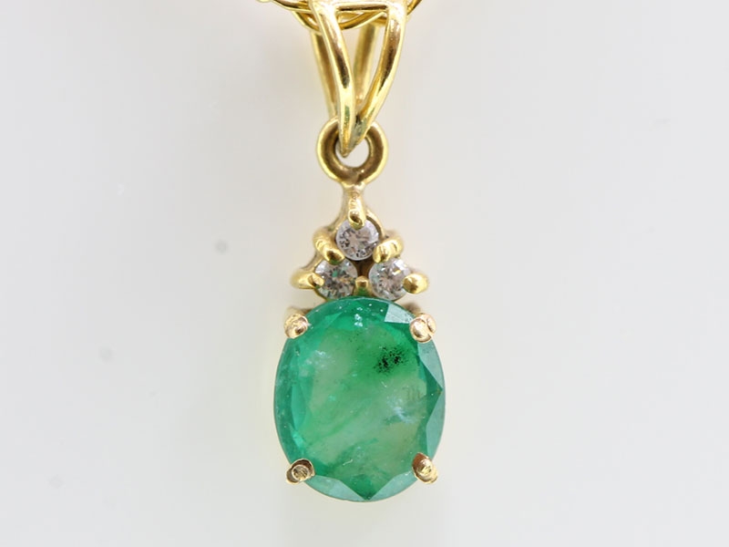 Pretty emerald and diamond 14 carat gold pendant and 18 carat gold chain