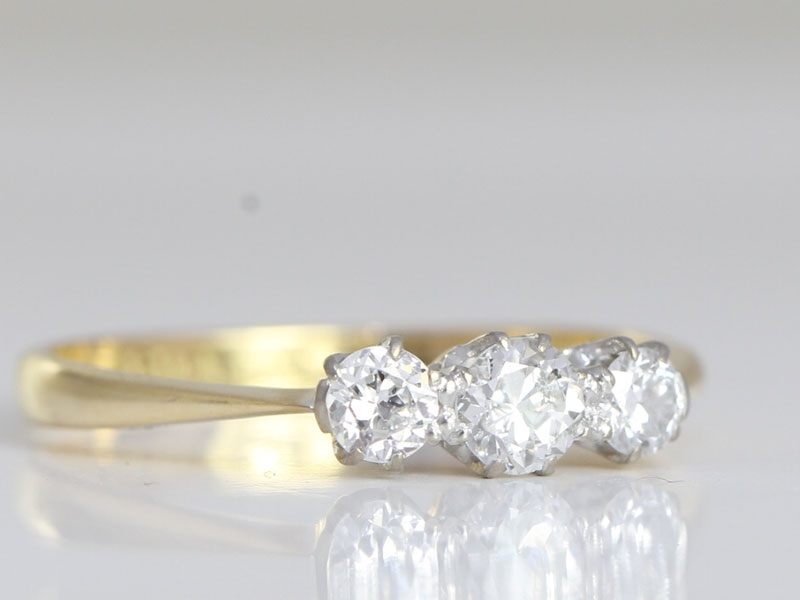 Lovely diamond trilogy 18 carat gold and platinum ring