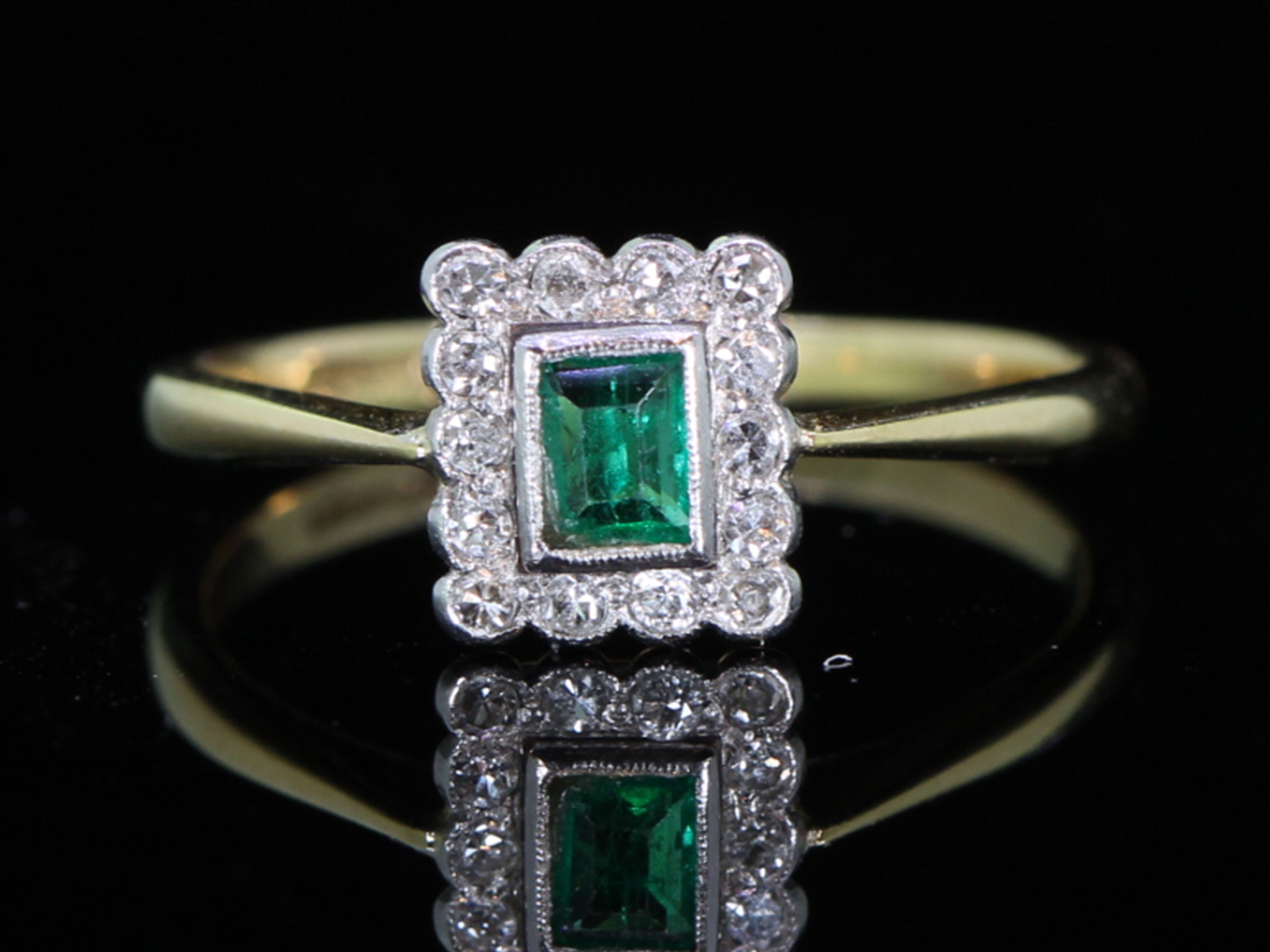 Art deco emerald and diamond 18ct gold ring 