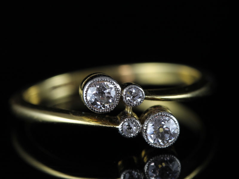 Lovely contemporary diamond 18 carat gold ring