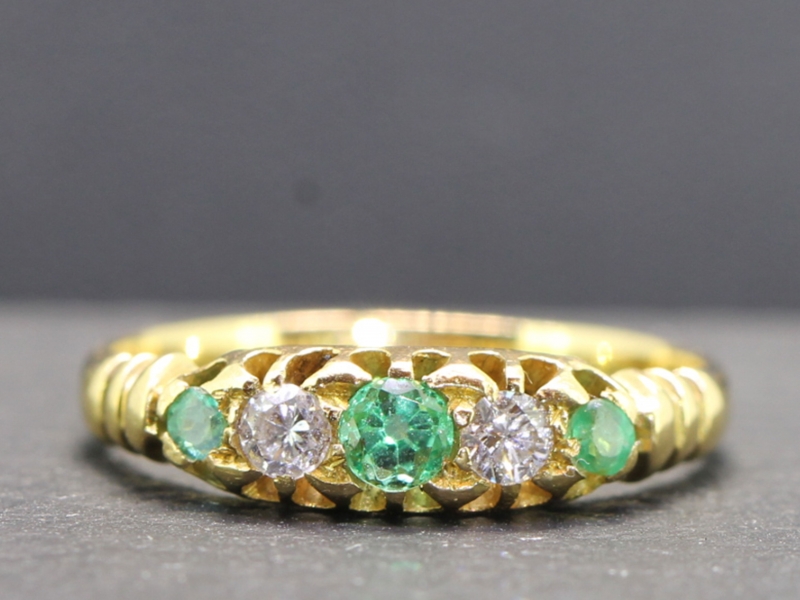 Exquisite colombian emerald and diamond gypsy 18 carat gold ring
