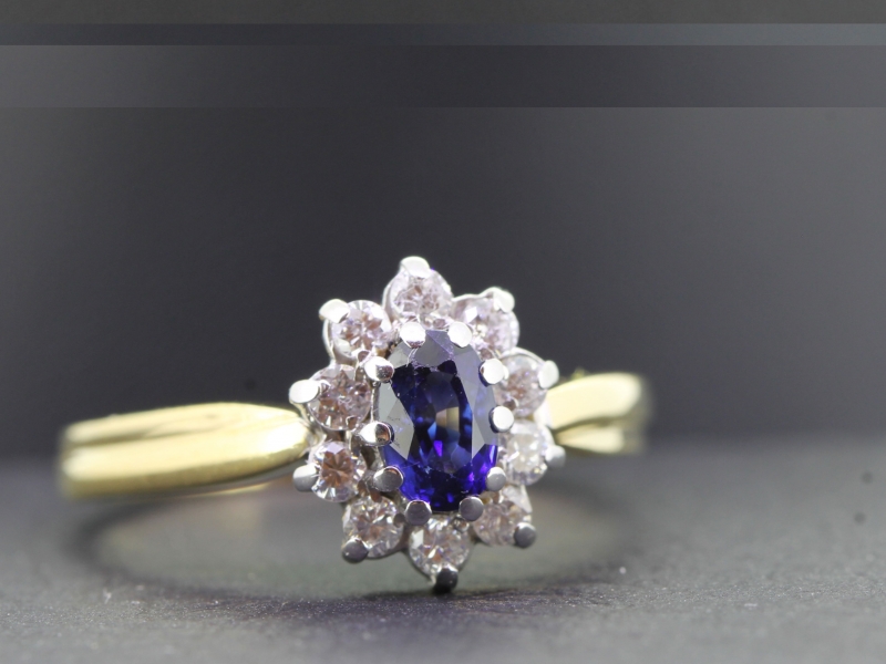Elegant sapphire and diamond 18 carat god cluster ring