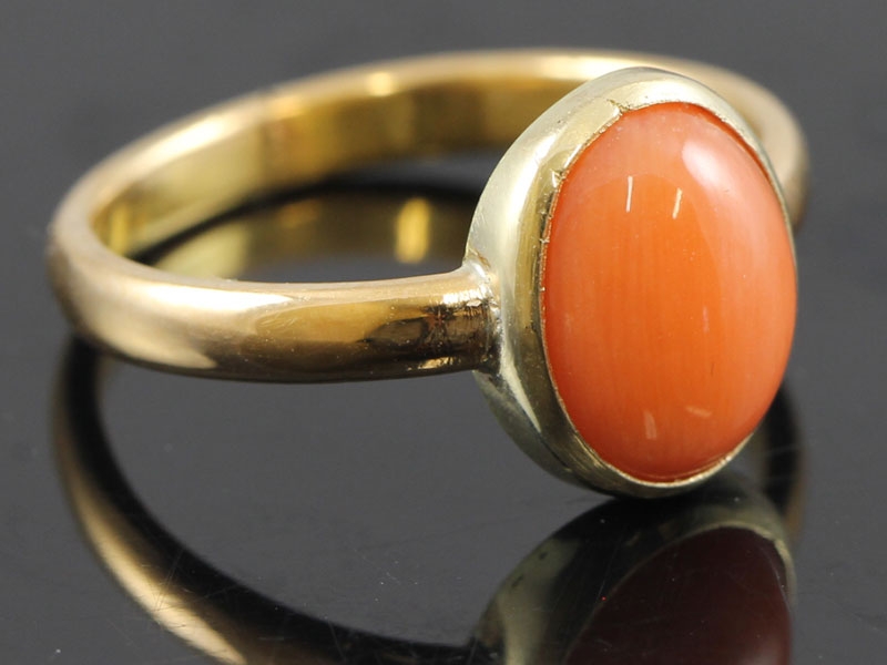 Charming edwardian coral solitaire 18 carat gold ring