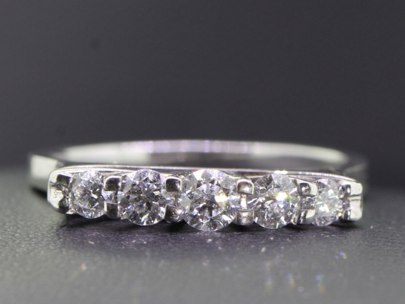 Wonderful five stone diamond 18 carat gold ring