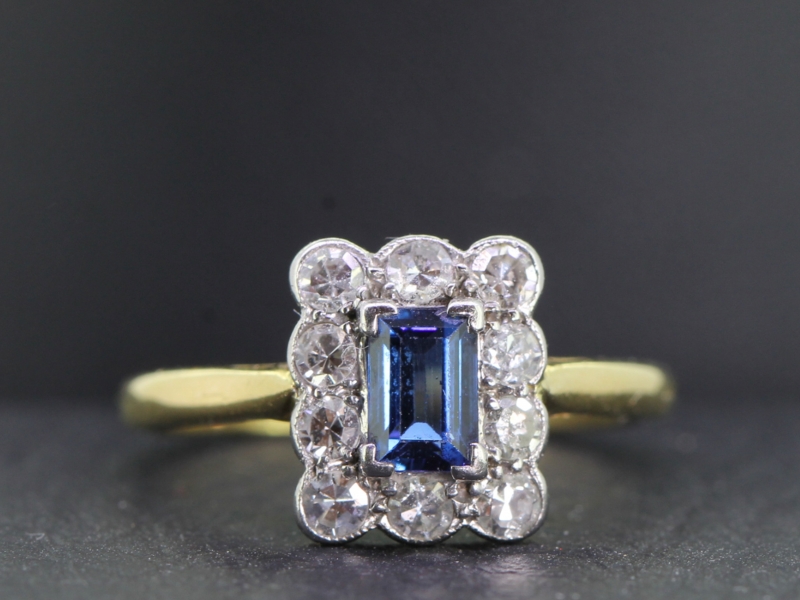 Gorgeous sapphire and diamond 18 carat gold ring