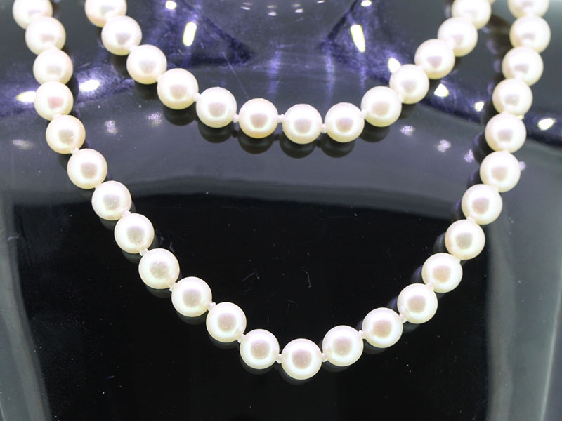 Beautiful quality pearl necklace with gold and diamond clasp