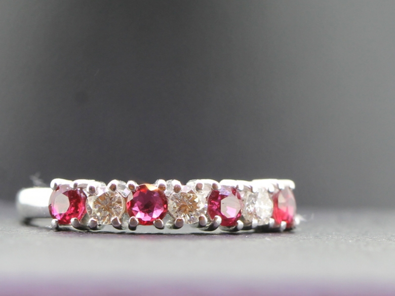 Stunning ruby and diamond 7 stone 18 carat gold ring