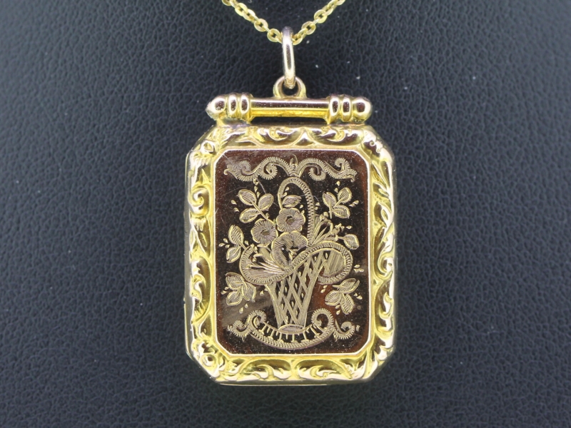  gorgeous rectangular 9 carat gold locket