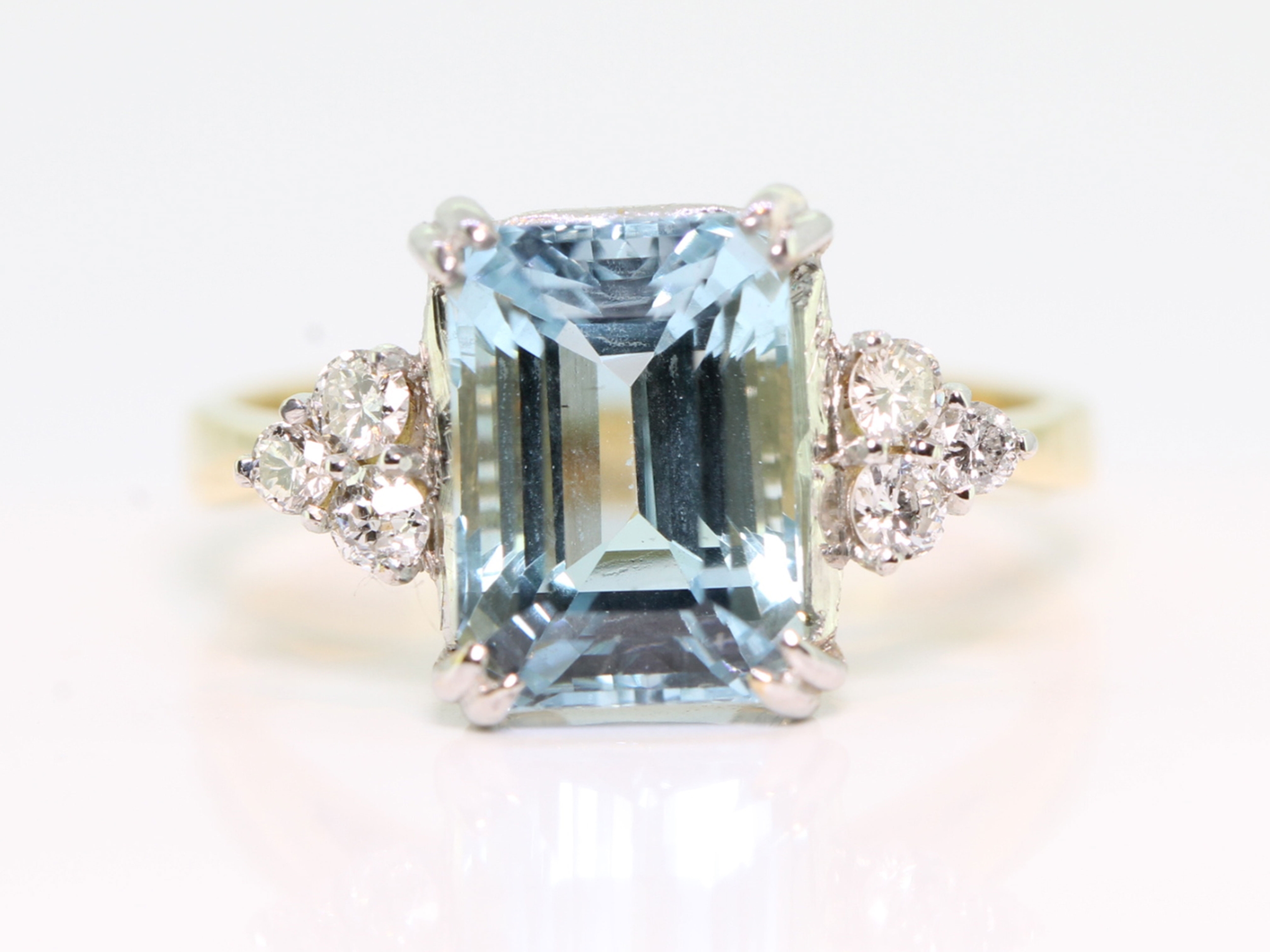  elegant aquamarine and diamond 18 carat gold ring