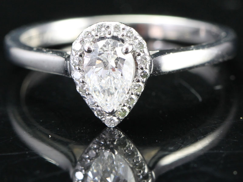 Breath taking pear shaped diamond 9 carat ring